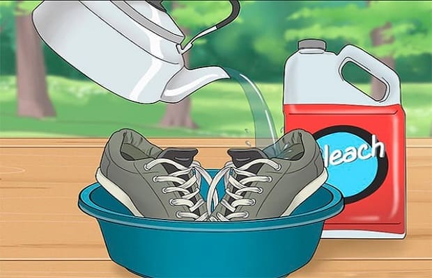 cách khử mùi hôi trong giày thể thao bằng nước tẩy