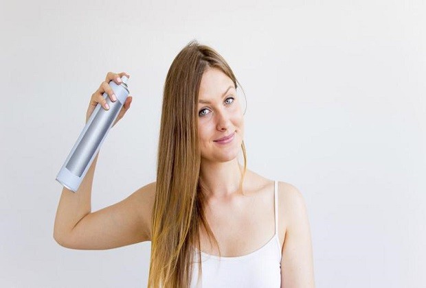 Dùng dầu gội khô khi tóc bết cũng là cách dưỡng tóc hiệu quả