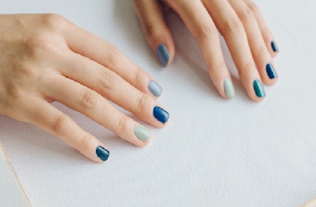 cách sơn móng tay kiểu pháp hình sọc xanh